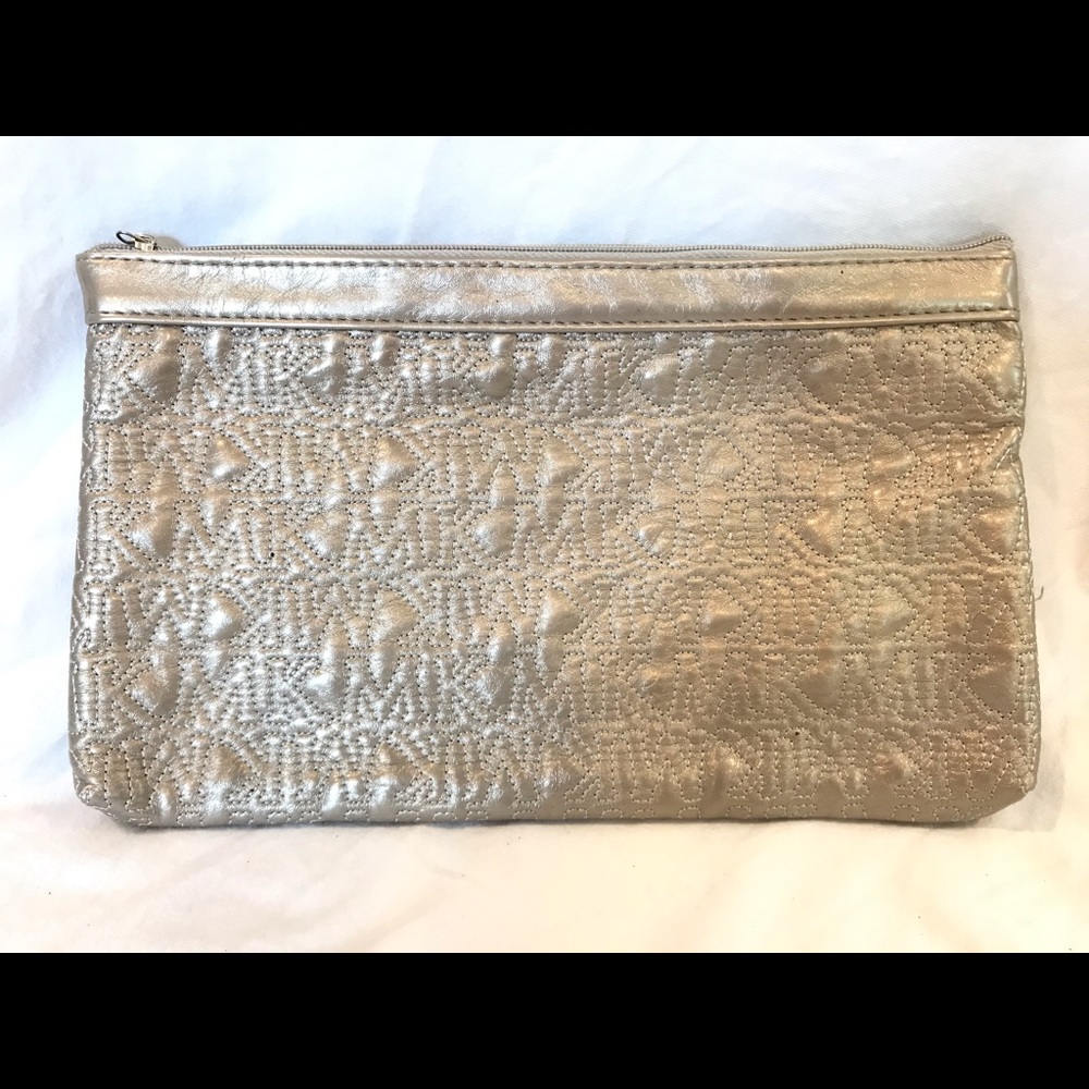 VGUC QUILTED PEARL EVERYTHING POUCH